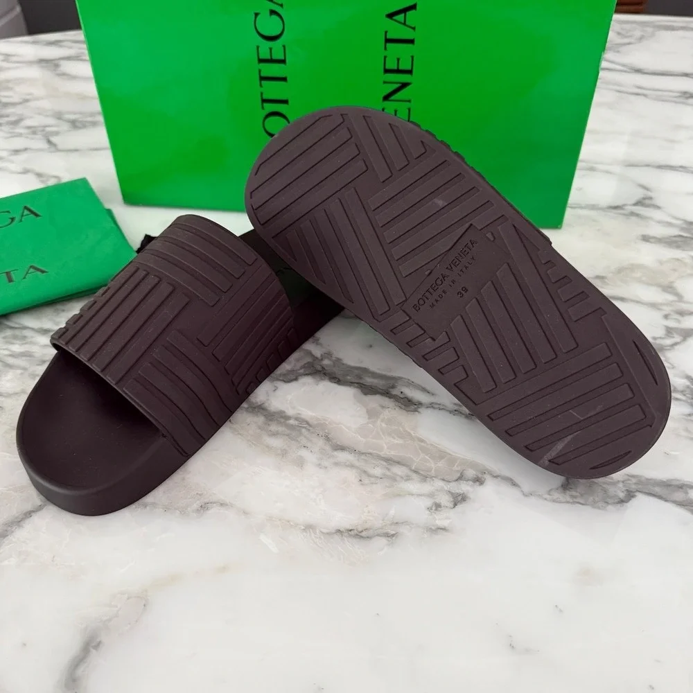 BOTTEGA VENETA 690105 Men's 'Slider' Pool Slide Sandals In Dark Brown Rubber 39
